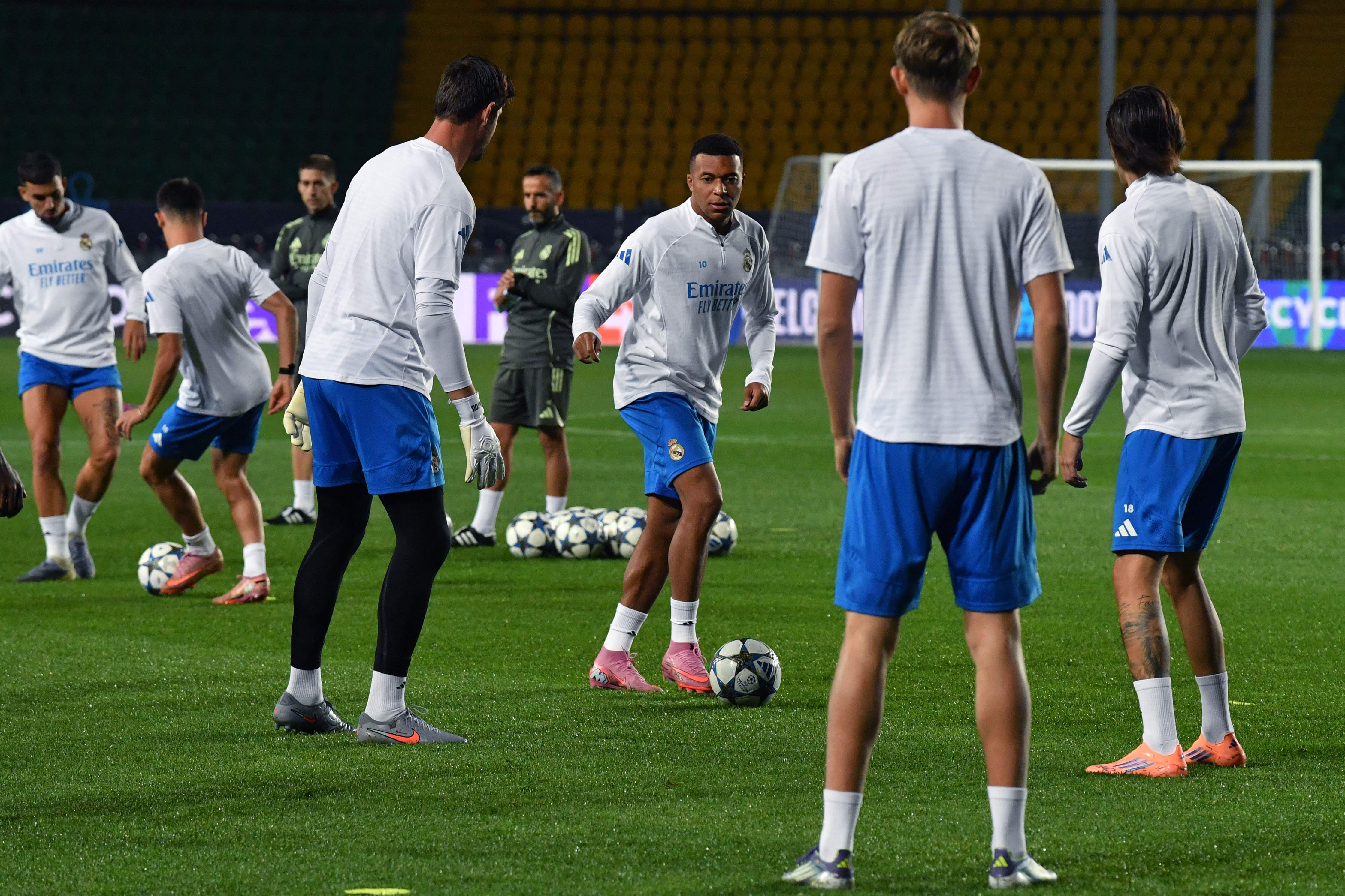 包含赛前体能课后，瓦伦西亚外线爆发备战葡超，压力陡增，身体对抗强度拉满的词条-九游体育官方网站